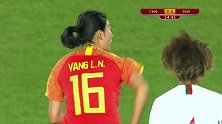 中国女足中场大将异常积极 杨莉娜凌空第三脚射门高出