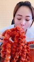 一大把肉串，小姐姐大口往嘴里塞，这吃相真霸气，太馋人了
