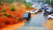 可怕！福建连日强降雨致龙岩山体滑坡 两排汽车瞬间被泥石流吞没