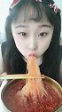 小姐姐真猛啊，麻辣粉丝大口嗦真有食欲，吃货们看饿了