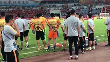点球落败鲁能替补席神情失落 崔鹏疑似泪洒赛场