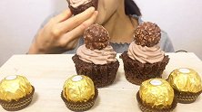 是超级甜腻的巧克力纸杯蛋糕搭配巧克力球啊，太馋人了