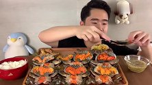泰国小哥吃生腌蟹，满满都蟹膏，吃起来美滋滋的