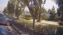 这位司机回放行车录像，才发现自己撞错了车，真是太可怕了