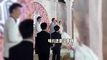 66岁冯巩现身婚礼当主婚人，身穿西装精神抖擞，一开口秒变春晚