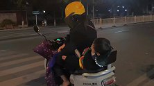 长大了也是妈妈的心肝宝贝，温馨画面！