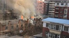广西柳州一两层小楼突发大火 现场火光冲天 房顶都烧穿了