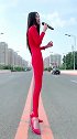路上唱歌的红衣美女，吸引很多司机眼球啊