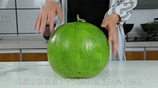 花17块钱买了一个西瓜，用刀劈开那一刻，才发现被坑惨了