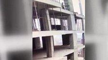 工人在高层边缘被砸中坠楼 生死瞬间一个举动亮了