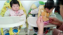 双胞胎宝宝胃口好，一碗饭争着吃，霸道妹妹突然动手，姐姐委屈了