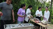 胖妹和大洋做烧烤，一大家子人大口吃得真带劲，吃相诱人