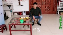 二哈偷吃骨头把碗摔坏了，狡辩不成说是苍蝇干的，可把小伙气坏了