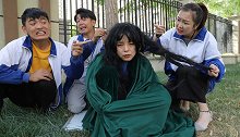 老师一连7天露宿街头，学生只围观却不帮助，结局反转！