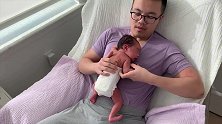 好萌！出生第9天的小宝宝，爸爸让他坐着喝奶，防呛防吐奶