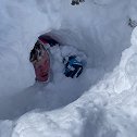 美国：男子滑雪时遭遇雪崩，相机拍下其被埋时刻