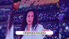 莫文蔚演唱会高调秀恩爱，外国老公献花当众拥吻，万人合唱生日歌