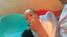 金牌月嫂熟练的给新生宝宝清洁口腔，宝宝好乖好萌啊