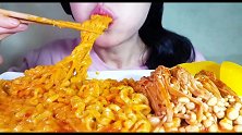 小姐姐吃一大份芝士火鸡面和金针菇，看色泽就感觉超级有食欲呀