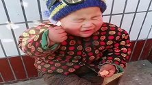 小侄子吃橘子，眼前这一幕原谅我没忍住，酸成这样也要吃完！