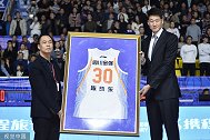 感人至深！四川男篮退役功勋球员陈晓东球衣 随队获两冠功勋卓著