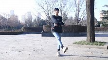 每天这样甩手踢腿3分钟，经络全疏通，肩背1天比1天轻松！