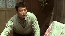 小哥让女友上楼睡觉，自己干家务，怎料没干一会抱着枕头也上去了