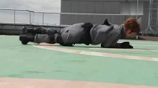 假面骑士龙我带伤打不过怪人，还好战兔从天而降前来救场！