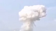 商店老板私自丢弃烟花爆竹引发爆炸 现场升起白色蘑菇云