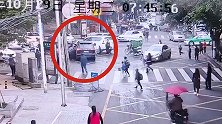 监拍：四川一男童过马路被卷车底，路人四面相聚合力抬车救人