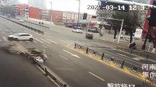 三名体校学生骑摩托飞驰过路口 撞上小轿车现场惨不忍睹