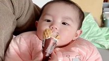 妈妈抱宝宝吃冰淇淋，瞧把宝宝馋的，小眼神真逗！