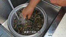 春天挖的婆婆丁派上用场，朝鲜族婆婆炖牛肉，孙女竖大拇指夸赞！