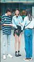 跟小姐姐握手，连手套都准备了你女友管得挺严啊