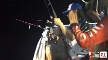海钓太累了！美女海钓中鱼了，拉了半个小时，还没拉上来