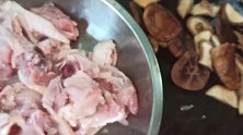 香菇木耳蒸大盘鸡，广式美味家常菜蒸滑鸡