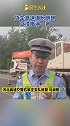货车高速爆胎侧翻豆渣撒满一地。如何应对交警来支招高速 安全出行