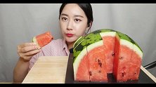 据说韩国的西瓜非常贵，小姐姐却可以一个人吃这么多