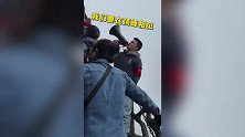 本想吐槽梵净山人多结果被喊燃了，“我们要一步步爬到最高，在顶峰相见”