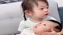 妹妹每次争抱小妹妹都得哭一场，接下来一幕，哥哥的动作太暖了