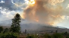 云南大理：发生森林火灾，扑火力量增至1400余人