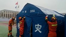 青海玛多普降中雪：救援人员冒雪搭帐篷 县城中学成安置点