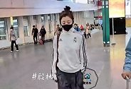 也是皇马球迷？女演员殷桃穿了件皇马外套被粉丝跟拍