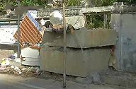 江西南昌：浇粪、堵门!相邻俩小区为了一扇门“狠招”尽出
