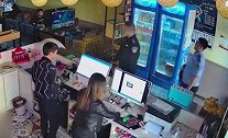 为搭讪女网管 两男子冒充警察检查网吧被刑拘
