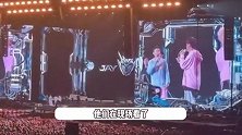 周杰伦演唱会被粉丝吐槽划水，唱歌遇到高音就跳过，跟兄弟聊天半小时