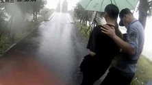 浙江：民警守护在旁被雨淋透，轻生女孩主动走下栏杆