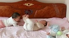 三胞胎兄妹一起抢球，看到最后一幕，妈妈差点笑喷了！