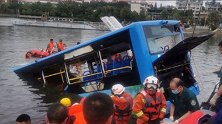 安顺公交车坠湖事故已救出18人
