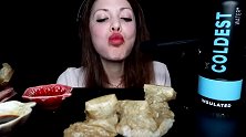 美女试吃糙米糍粑配蜂蜜、酱油